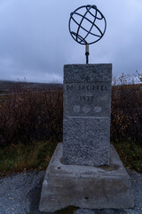 Pomnik symbolizujący położenie równoleżnika ziemskiego o szerokości geograficznej 66°33'39"N na półkuli północnej i 66°33'39"S na półkuli południowej w 1937r © Dreamnordno