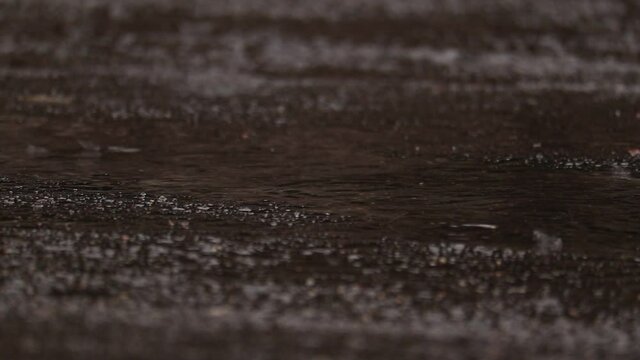猛烈な強い雨　豪雨　道路に降りつける　水しぶき