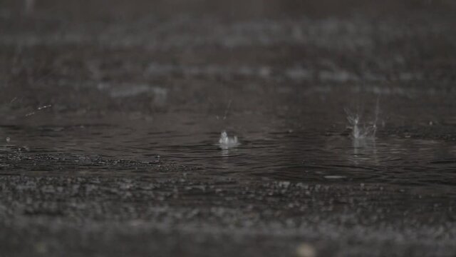猛烈な強い雨　豪雨　道路に降りつける　水しぶき