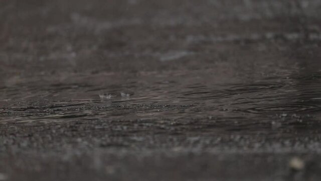 猛烈な強い雨　豪雨　道路に降りつける　水しぶき