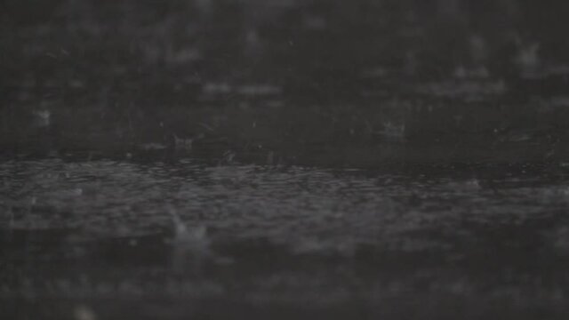 猛烈な強い雨　豪雨　道路に降りつける　水しぶき
