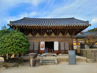 Obraz premium a building in a Korean temple