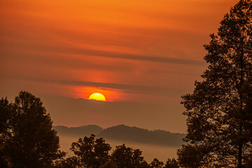 Obraz premium Sunrise over the Foothills Parkway West near the Great Smoky Mountains National Park