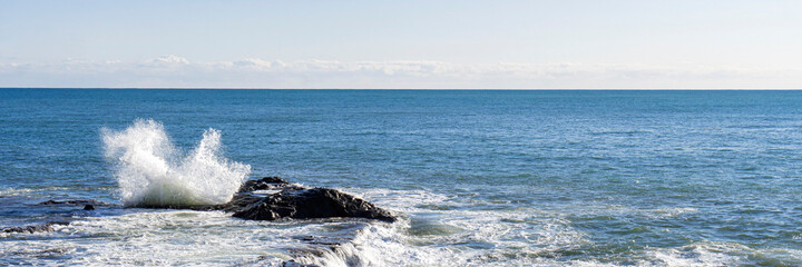 水平線と高く上がる波飛沫／江ノ島（神奈川県）