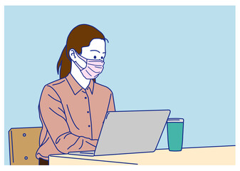 マスクをしてリモートで仕事をする女性