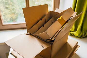 leere Pakete aus Pappe vom Versand aus einem Online Shop