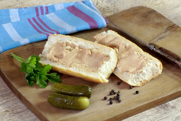 mousse de foie étalée sur du pain