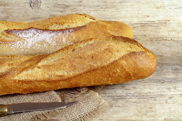baguettes de pain sur une table en bois