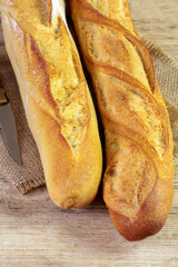baguettes de pain sur une table en bois