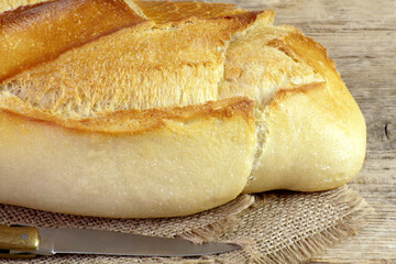 gros pain sur une table en bois