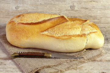 gros pain sur une table en bois