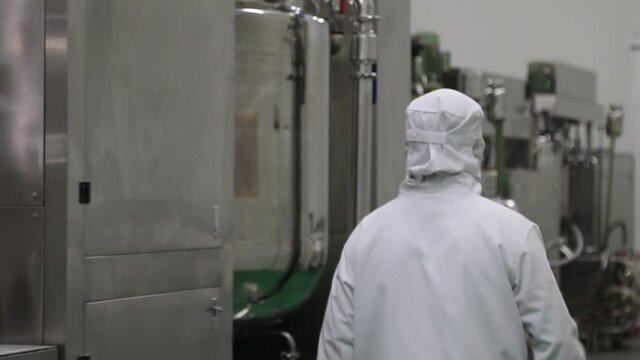HD1080P laboratory staff leaving in the chemical beauty and pharmaceutical factory workshop