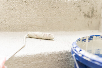 Kellertreppe mit Farbe streichen