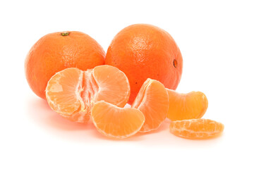 Mandarine peeled und unpeeled whole in group isolated on white