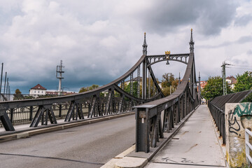 Die Neutorbrücke verbindet das Stadtzentrum mit dem Kienlesberg und Michelsberg, Ulm, Baden-Württemberg, Deutschland