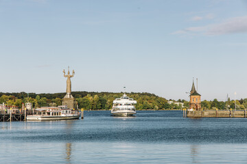 Naklejka premium Schiff auf dem Bodensee und die Imperia Statue in Konstanz, Baden-Württemberg, Deutschland
