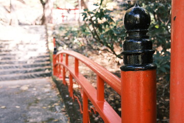 神社の赤い橋