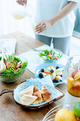 ドリンクを注ぐ女性