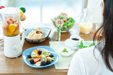 朝食を食べる女性