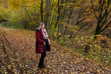 Fototapeta premium Maternity photo shooting in november outdoor