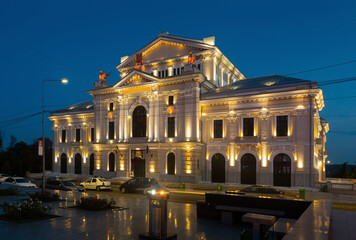 Fototapeta na wymiar Impressive architecture of Culture Palace in Drobeta Turnu-Severin in evening