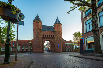 Obraz premium Old city gate Kamperbinnenpoort in Amersfoort city. Two towers are connected to an arch gate.