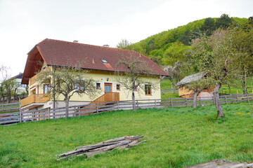 Fototapeta na wymiar ein Landhaus mit einer hölzernen Zaun in Niederösterreich