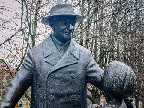 VILNIUS, LITHUANIA-NOVEMBER 24, 2017: Monument to Tsemakh Shabad (by Romualdas Kvintas) - Jewish doctor and prototype of Doctor Aybolit, a good doctor from a poem for children by Korney Chukovsky. 