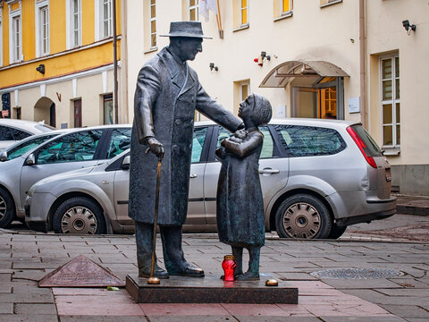 VILNIUS, LITHUANIA-NOVEMBER 24, 2017: Monument to Tsemakh Shabad (by Romualdas Kvintas) - Jewish doctor and prototype of Doctor Aybolit, a good doctor from a poem for children by Korney Chukovsky. 