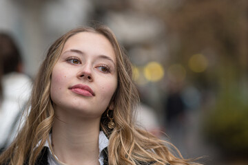 Obraz premium Young woman outdoors looking away daydreaming