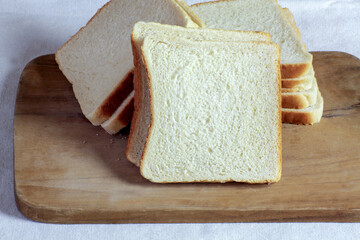 tranche de pain de mie sur une planche à découper