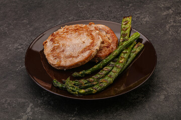 Grilled tuna steak with asparagus