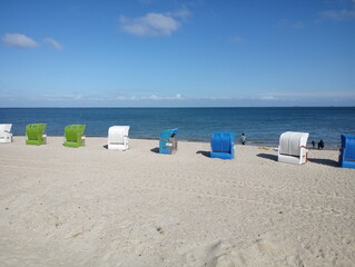 Fototapeta na wymiar Strandkörbe und blauer Himmel an der Nordsee 5, Föhr