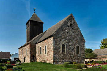 Denkmalgeschützte Dorfkirche Leuenberg aus dem 13. Jahrhundert, Ansicht von Osten