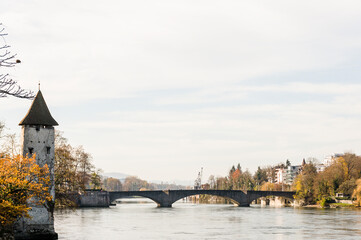 Fototapeta premium Rheinfelden, Rhein, Rheinufer, Stadtpark, Stadt, Altstadt, alte Rheinbrücke, Messerturm, Uferweg, Rheinweg, Rheinschifffahrt, Herbst, Aargau, Schweiz