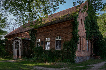 Fototapeta na wymiar Denkmalgeschützte ehemalige Dorfschule mit hölzernem Portico in Cöthen