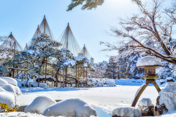 石川県金沢市の雪景色、雪化粧した銀世界の兼六園、霞ヶ池は氷り、雪吊りと琴柱灯篭がとても綺麗
