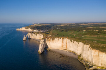 Vue aérienne du littoral normand avec les falaises d'Étretat, l'Aiguille et le terrain de golf, en France - Photo prise par drone