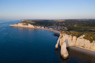 Vue aérienne du littoral normand avec les falaises d'Étretat, l'Aiguille et le terrain de golf, en France - Photo prise par drone