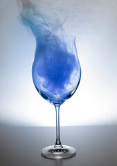 Calice di vino con fumo blu