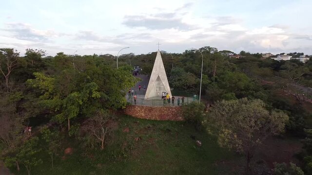 Vista a&eacute;rea da Ermida Dom Bosco. C&acirc;mera se afastando da capela