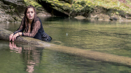 Jeune modèle posant dans la rivière.