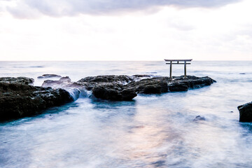 茨城県東茨城郡大洗町の海にある鳥居の夜明け前