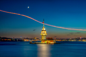 Obraz premium Maiden's Tower in istanbul, Turkey (KIZ KULESI - USKUDAR)