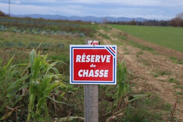 Panneau "réserve de chasse" sur fond de verdure, ville de Corbas, département du Rhône, France