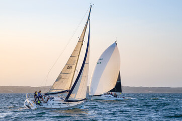 Fototapeta na wymiar zwei Segelboote treffen sich in der Abendsonne