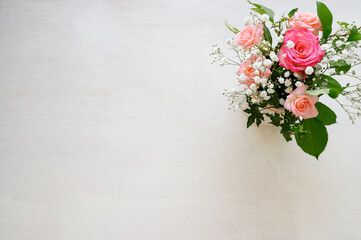 結婚式・クリスマス・母の日・父の日のセールなどカードの贈り物やバナーに使いやすいお洒落な薔薇のブーケの背景8コピースペースあり