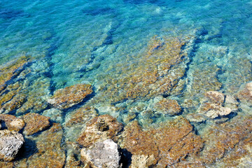 eaux turquoise sur la côte rocheuse catalane