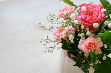 結婚式・クリスマス・母の日・父の日のセールなどカードの贈り物やバナーに使いやすいお洒落な薔薇のブーケの背景6コピースペースあり