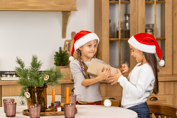 Fototapeta premium Two little girls with a christmas present